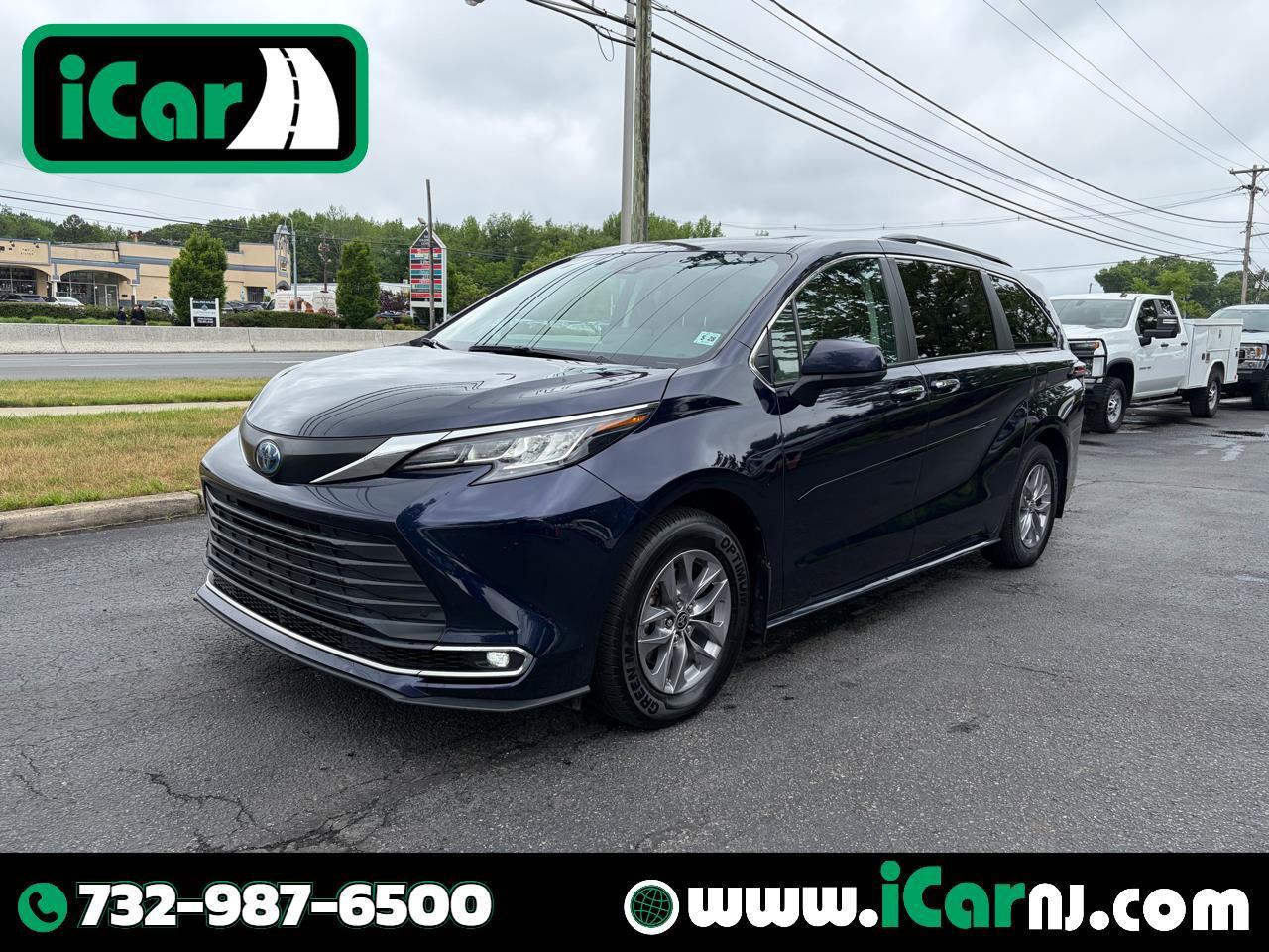 2023 Toyota Sienna XLE 7-Passenger Hybrid FWD's photo