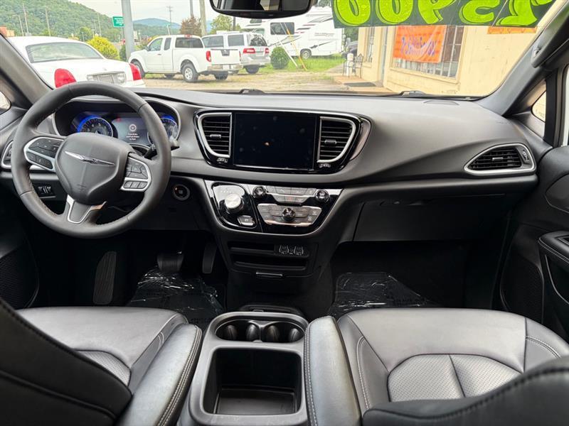 2025 Chrysler Pacifica Select - Photo 8