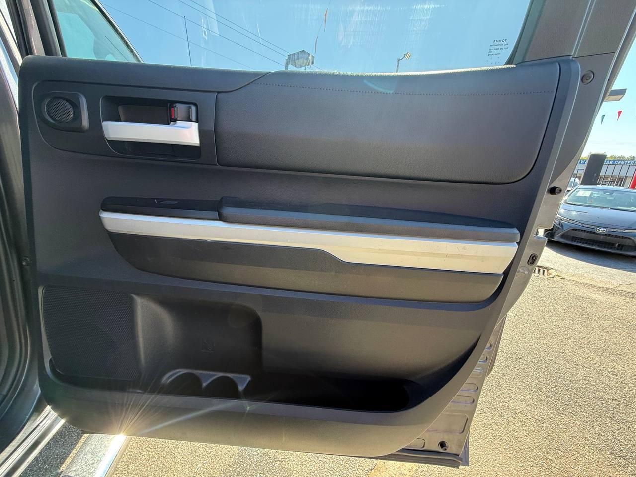 Toyota Tundra SR5 5.7L V8 FFV CrewMax 2WD 2016