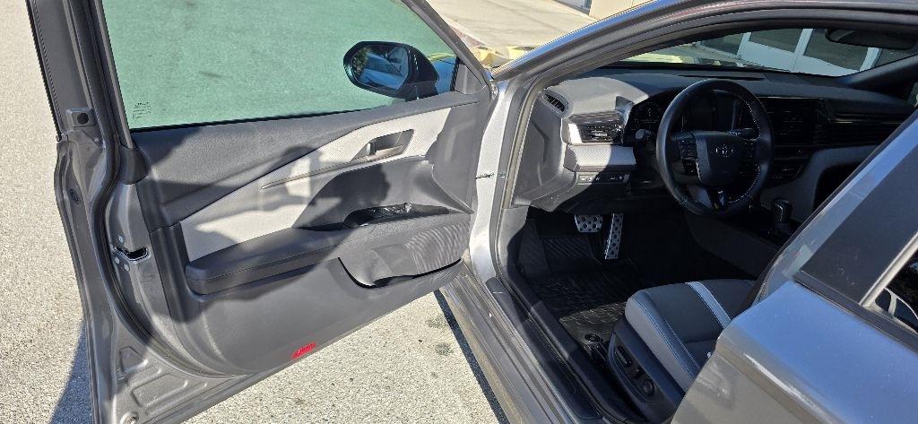 Toyota Camry Hybrid XLE 2025