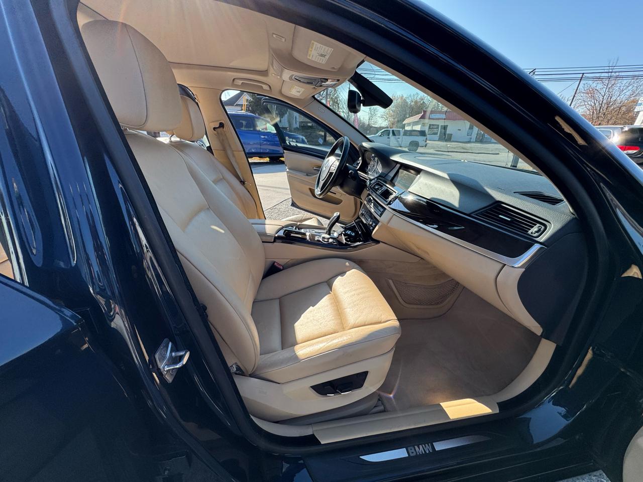 BMW 5-Series 528i 2011