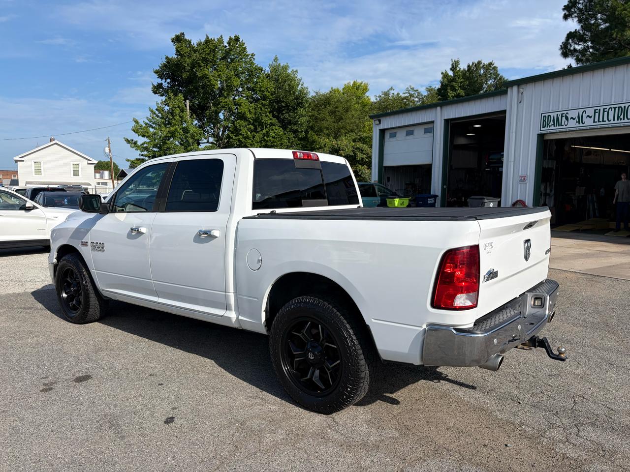 RAM 1500 SLT Crew Cab SWB 4WD 2016