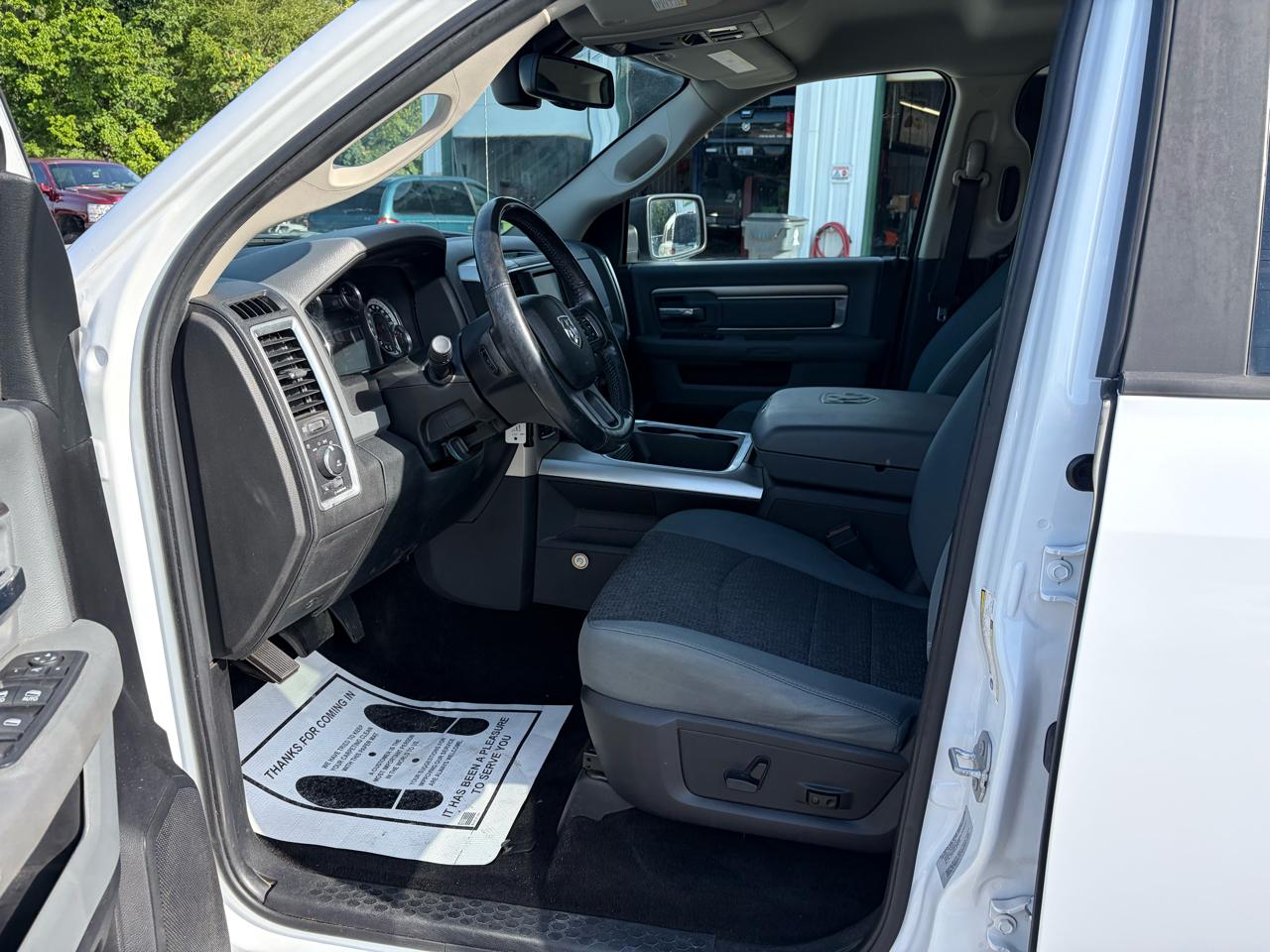 RAM 1500 SLT Crew Cab SWB 4WD 2016