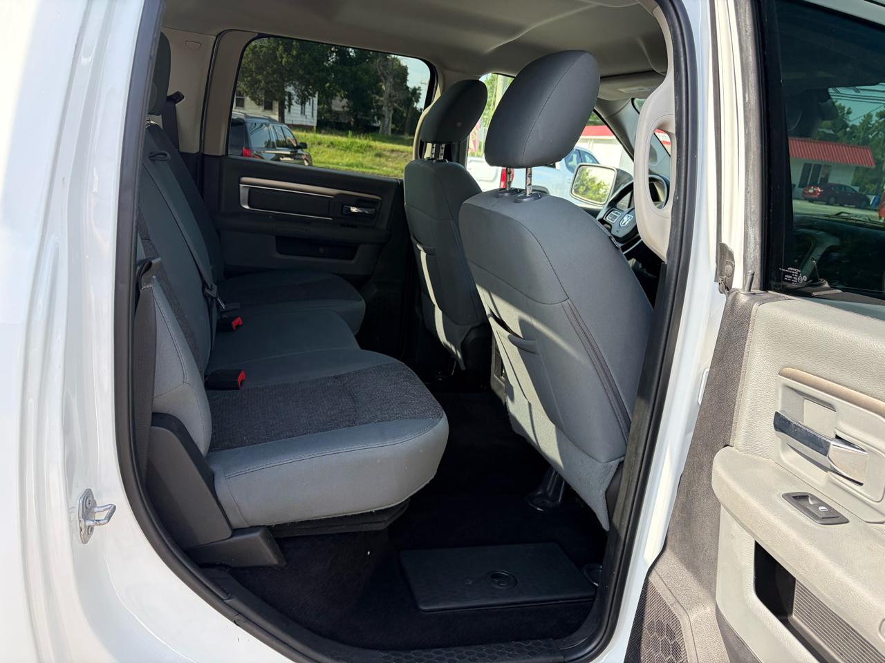 RAM 1500 SLT Crew Cab SWB 4WD 2016