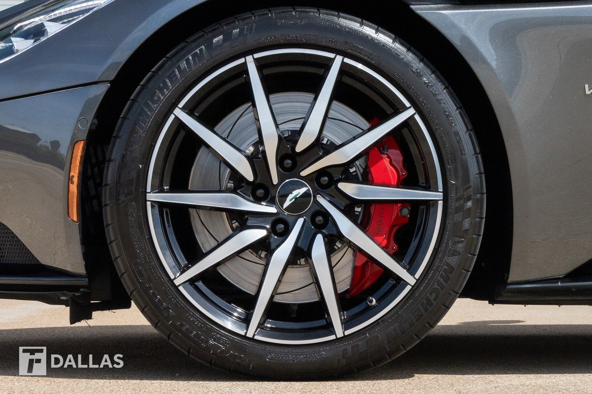 Aston Martin DB11  2017