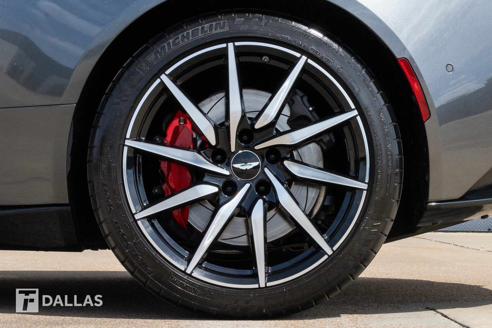 Aston Martin DB11  2017