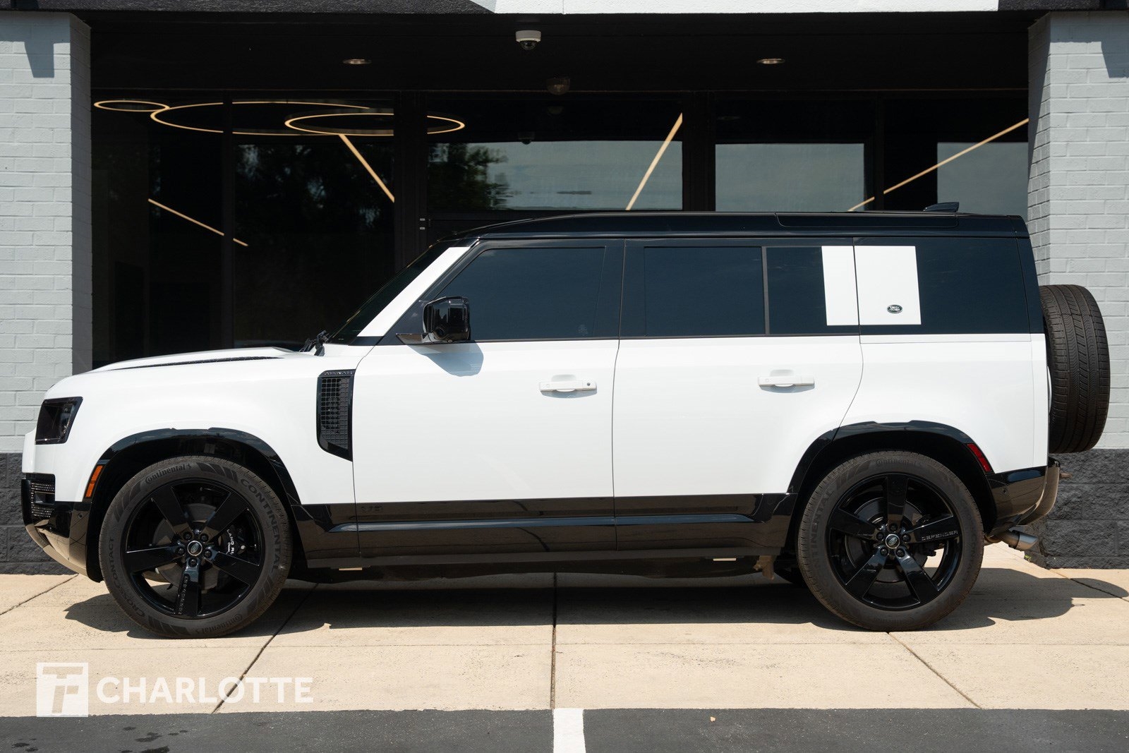 2023 Land Rover Defender V8 photo 6