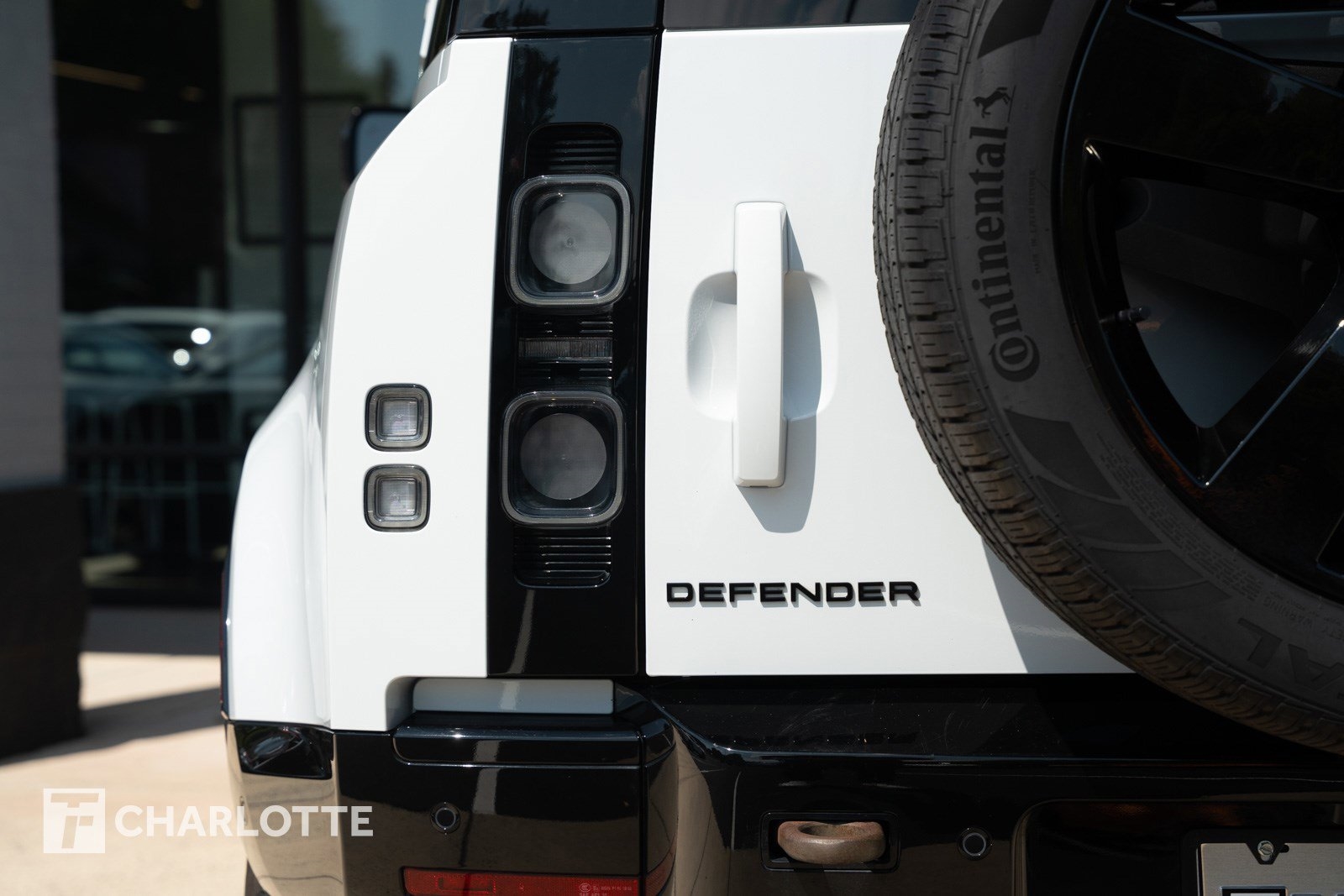 2023 Land Rover Defender V8 photo 11