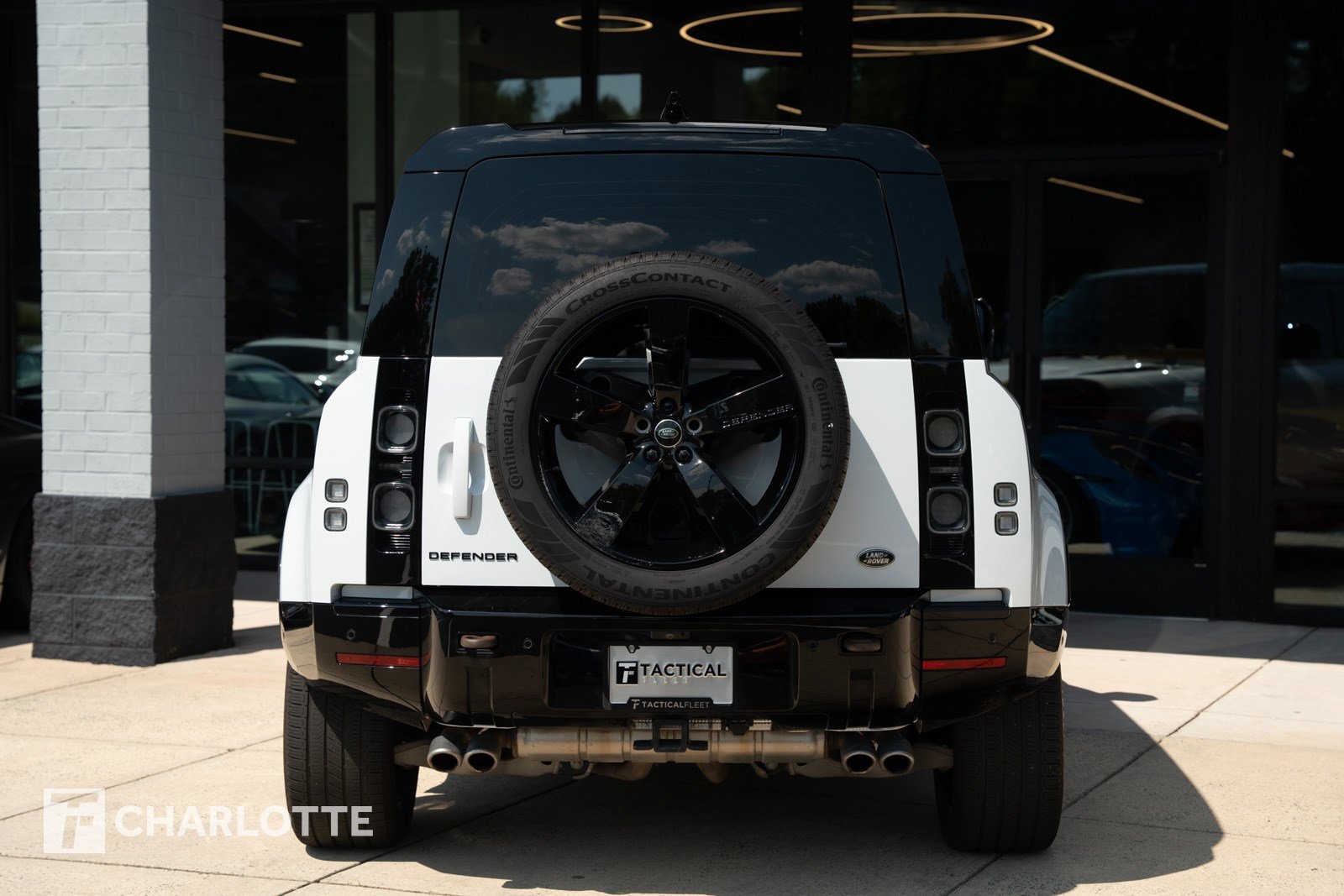 2023 Land Rover Defender V8 photo 12