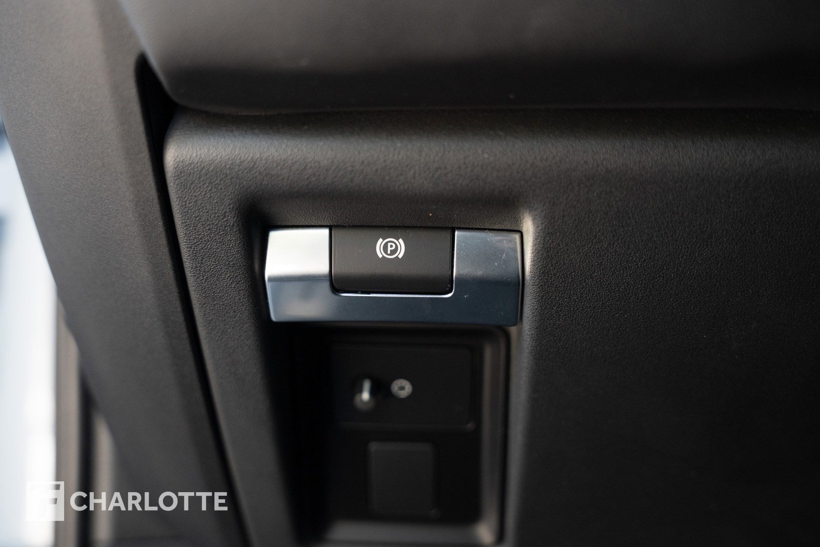 2023 Land Rover Defender V8 photo 21