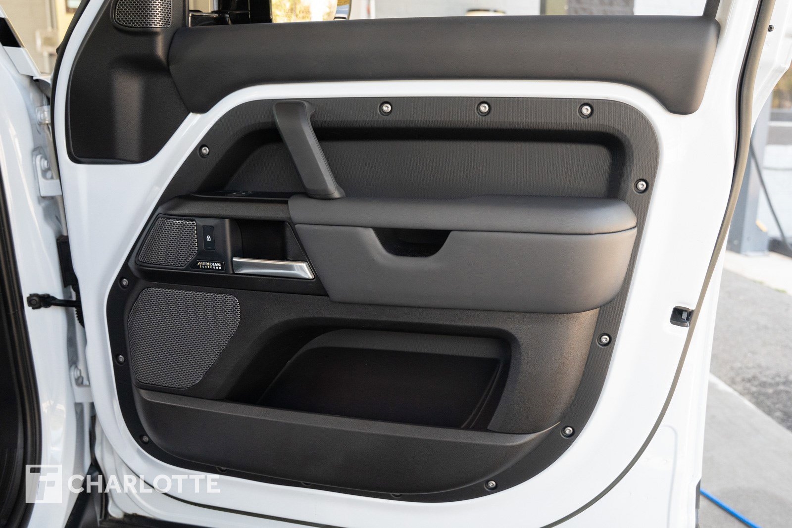 2023 Land Rover Defender V8 photo 25