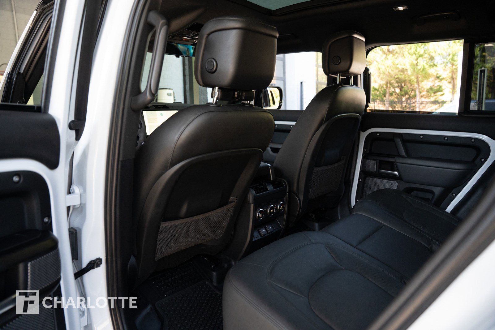 2023 Land Rover Defender V8 photo 29