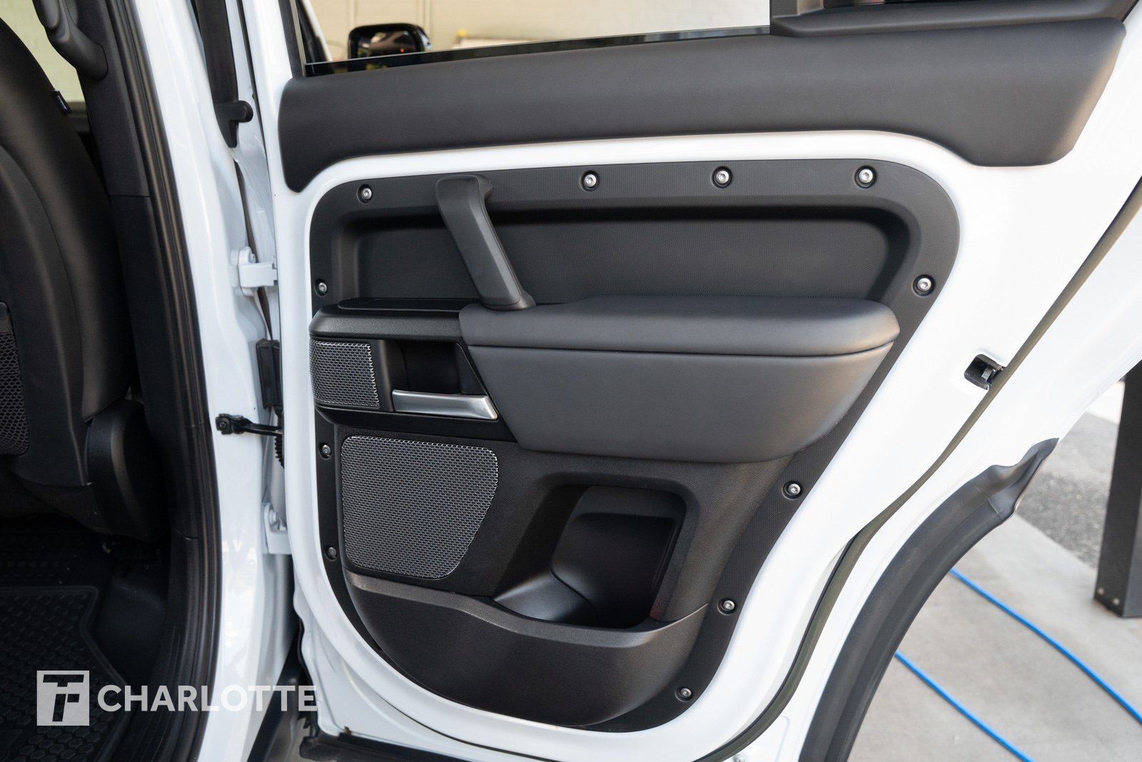 2023 Land Rover Defender V8 photo 30