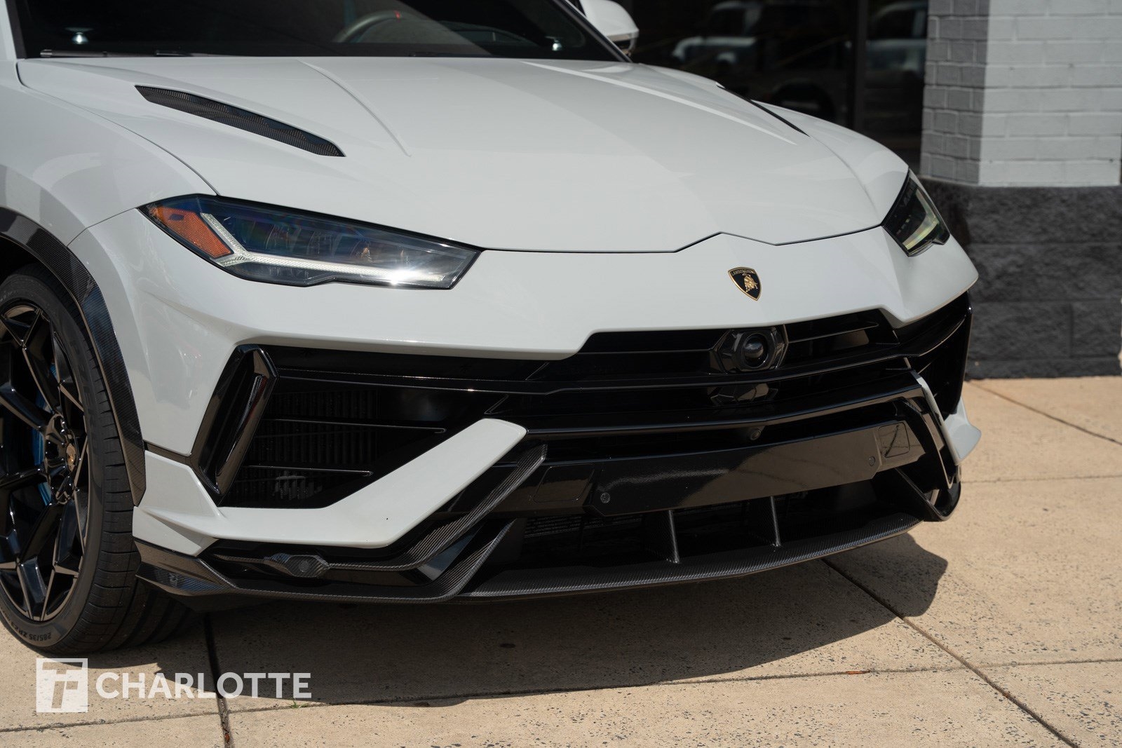 2023 Lamborghini Urus Performante photo 2