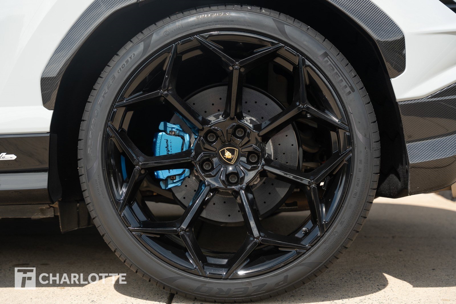 2023 Lamborghini Urus Performante photo 11