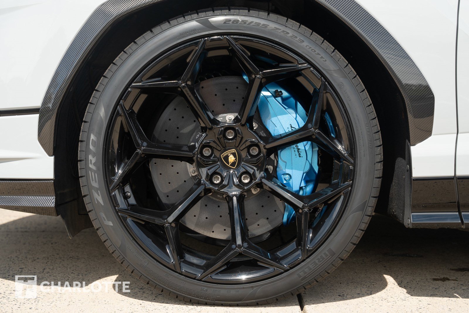 2023 Lamborghini Urus Performante photo 12