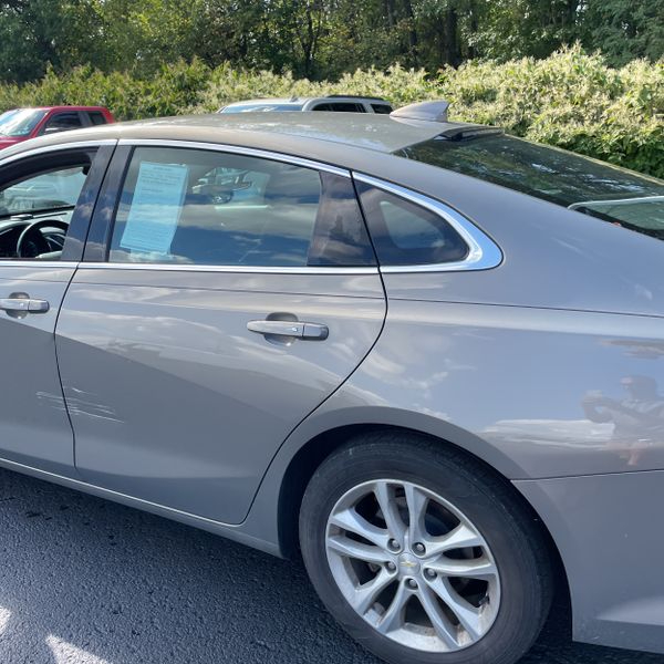 2018 Chevrolet Malibu 1LT photo 2
