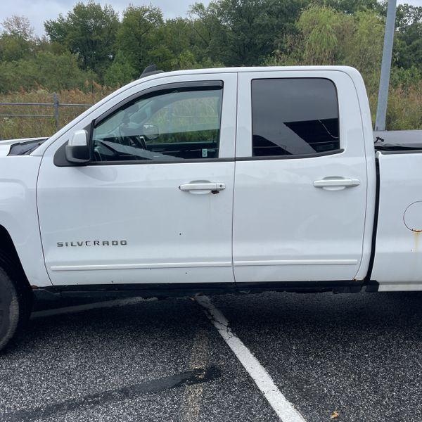 2017 Chevrolet Silverado 1500 LT photo 2