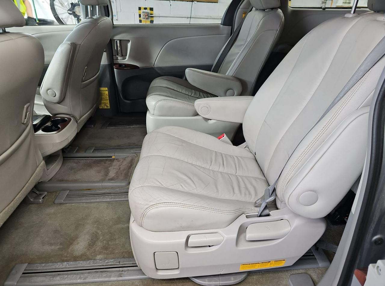 Toyota Sienna Limited AWD 7-Passenger V6 2014