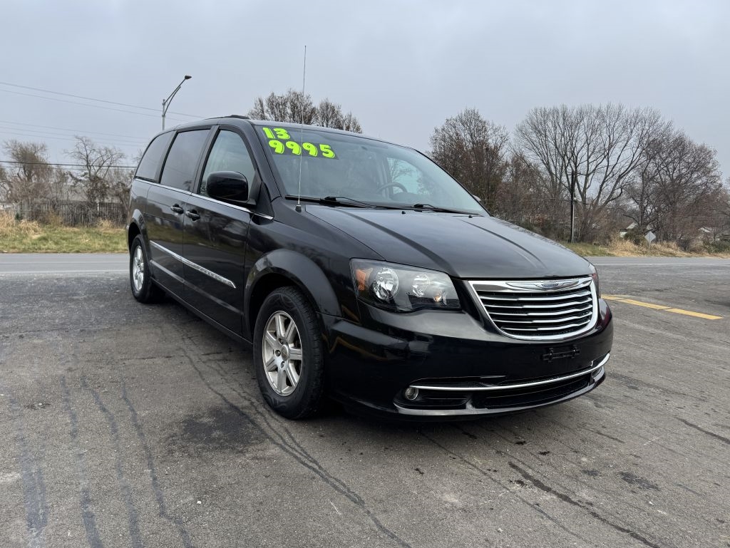 2013 Chrysler Town & Country Touring's photo