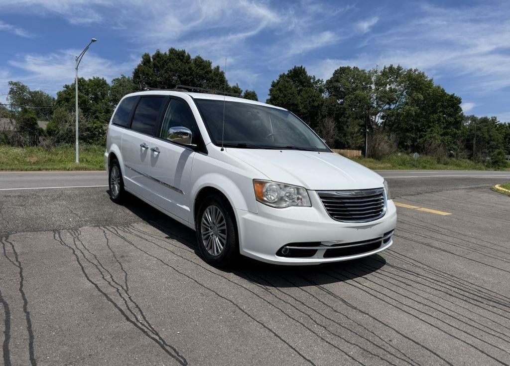 2014 Chrysler Town & Country Touring-L's photo