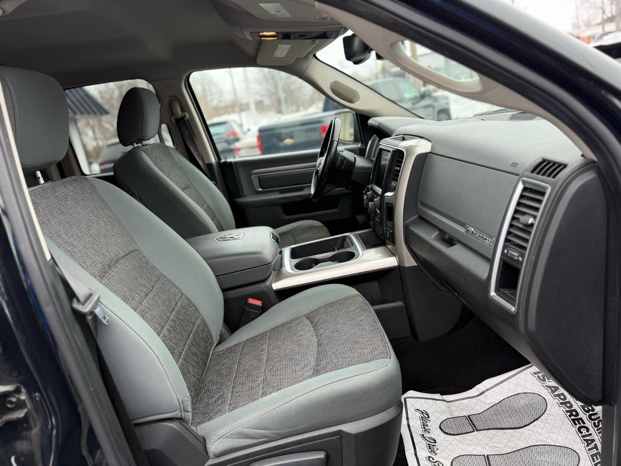 RAM 1500 Big Horn Quad Cab 4WD 2016