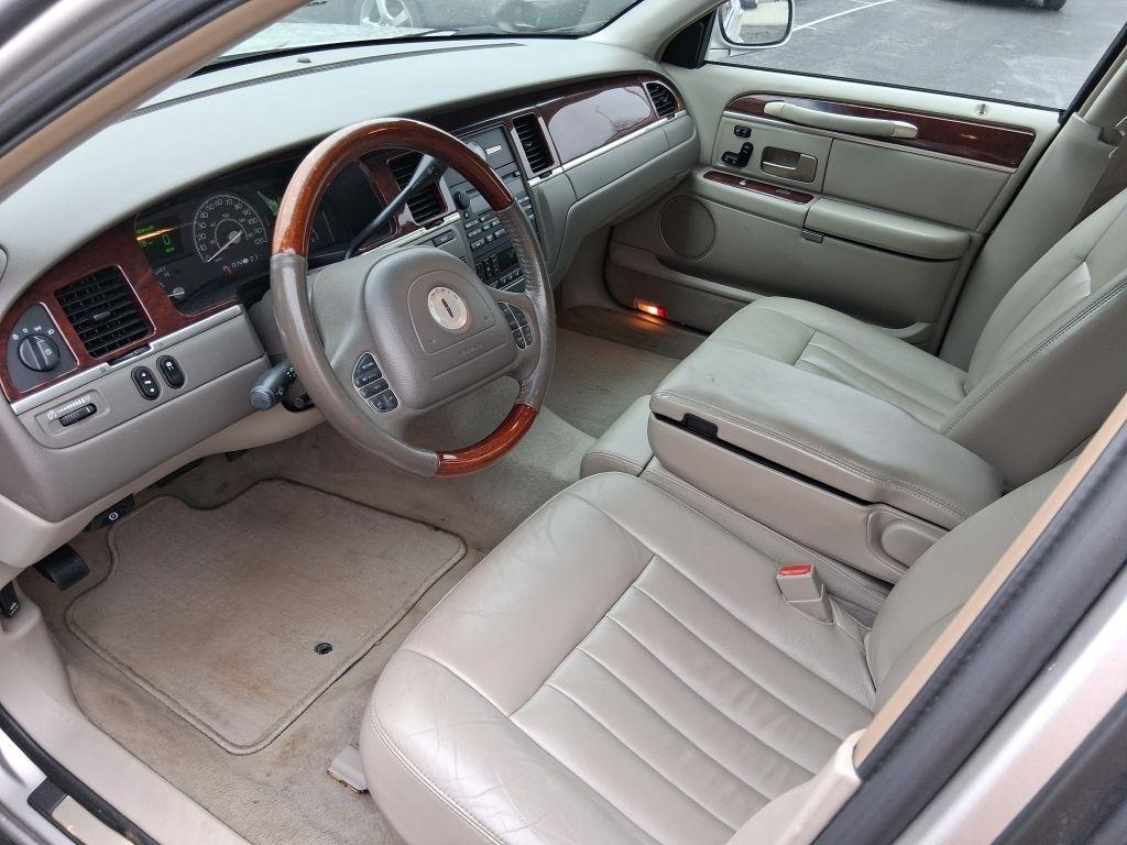 Lincoln Town Car  2003