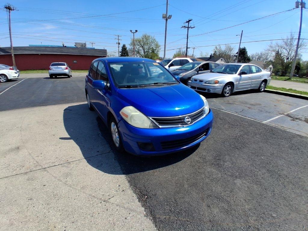 Nissan Versa  2011
