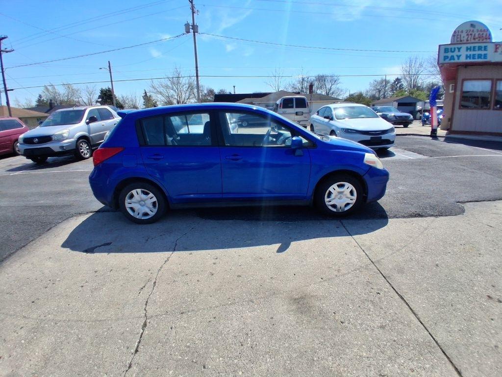 Nissan Versa  2011