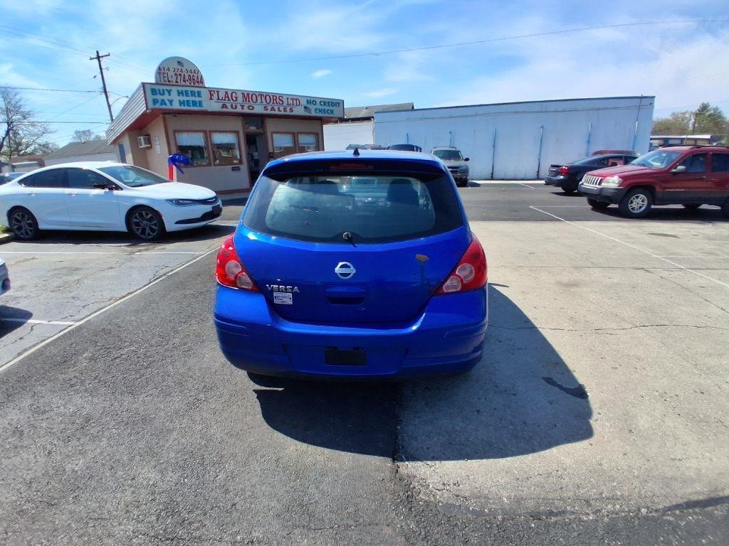 Nissan Versa  2011
