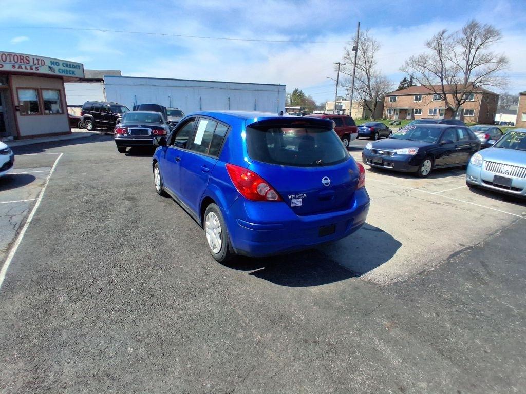 Nissan Versa  2011