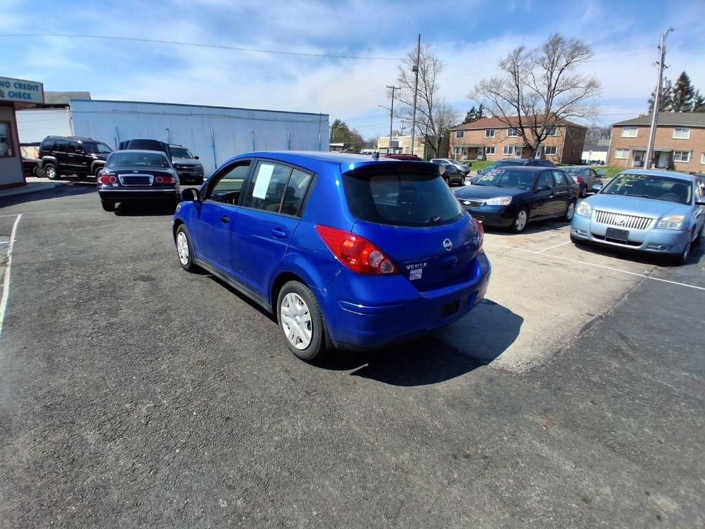Nissan Versa  2011