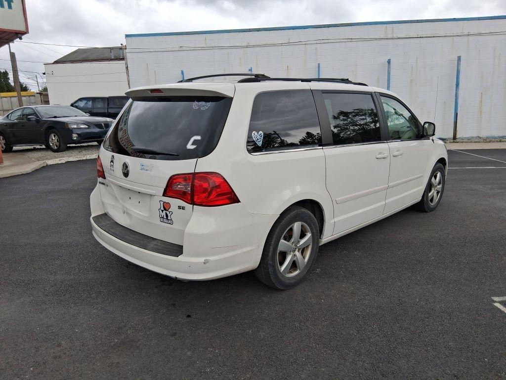 Volkswagen Routan  2009