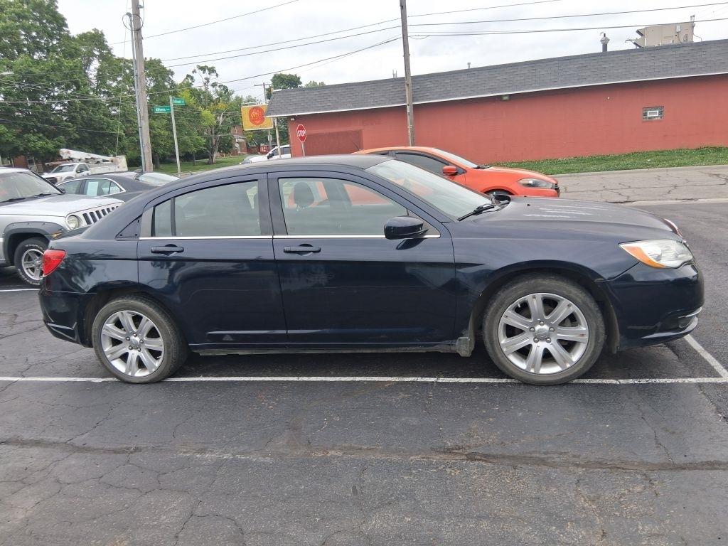 Chrysler 200  2011