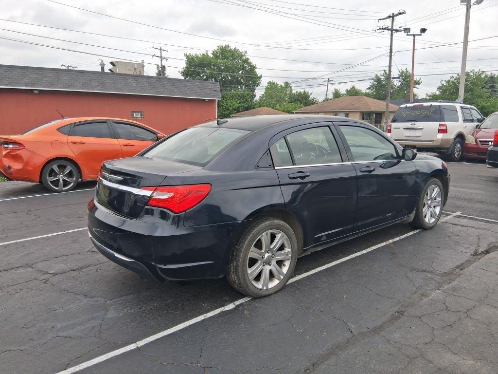 Chrysler 200  2011