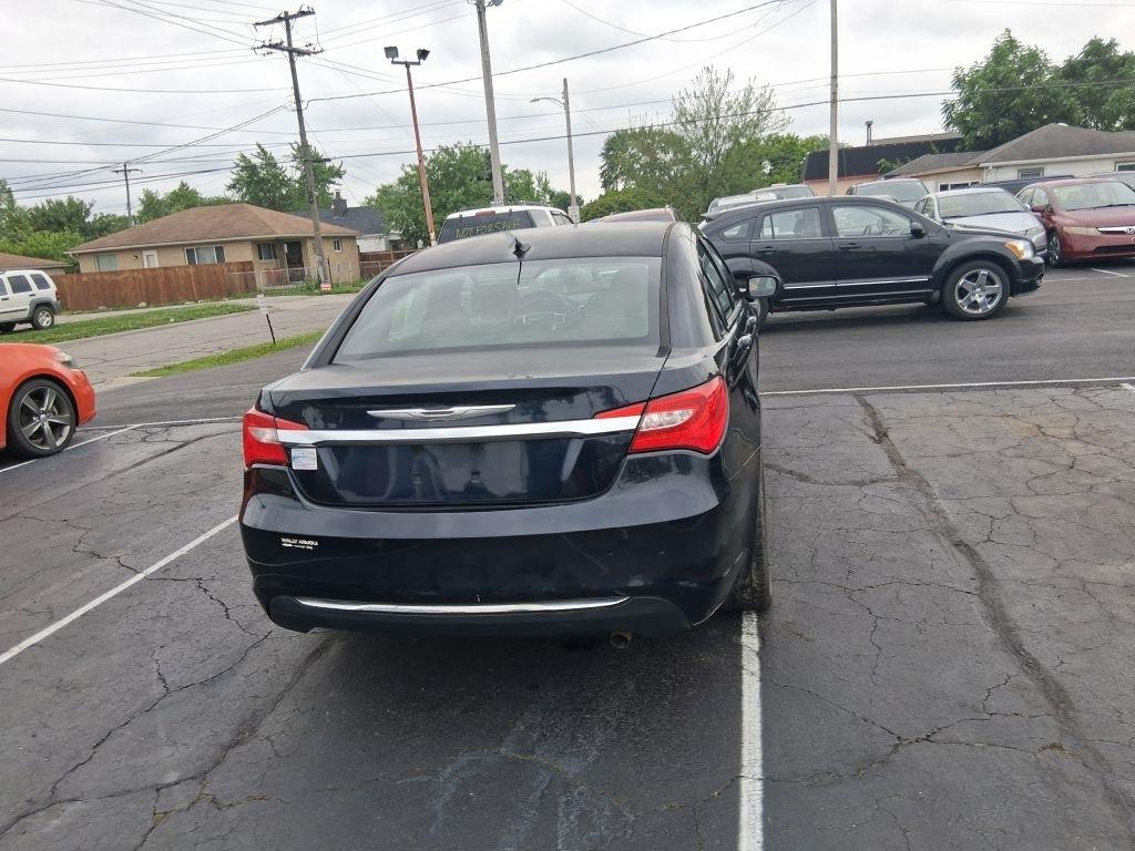 Chrysler 200  2011