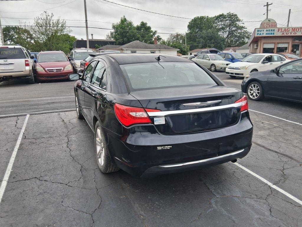 Chrysler 200  2011