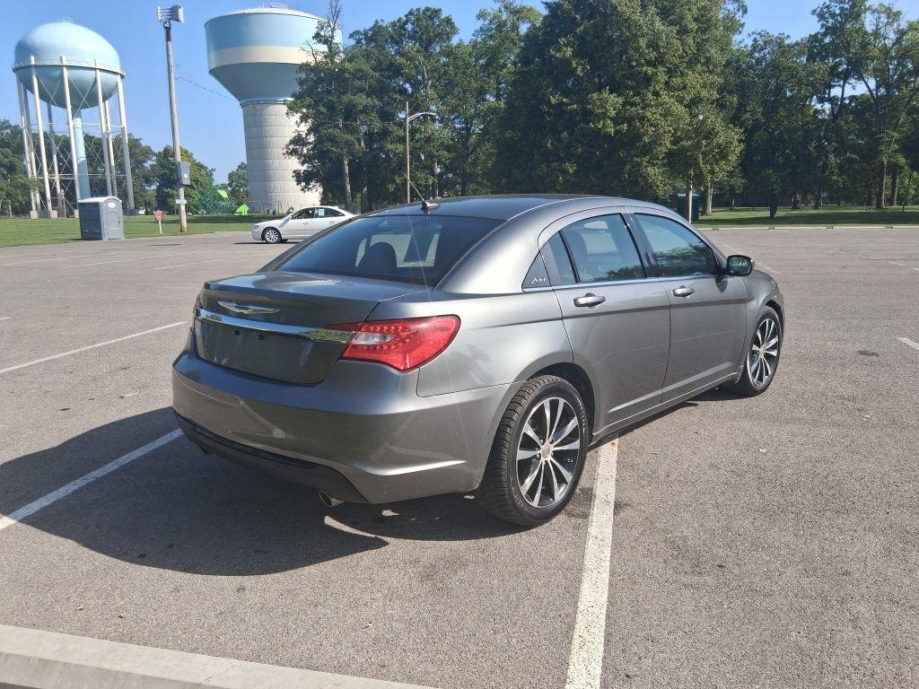 Chrysler 200  2013