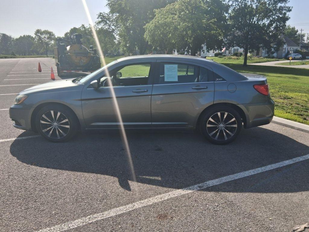 Chrysler 200  2013