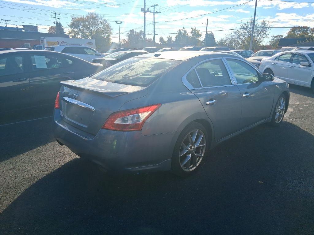 Nissan Maxima  2010