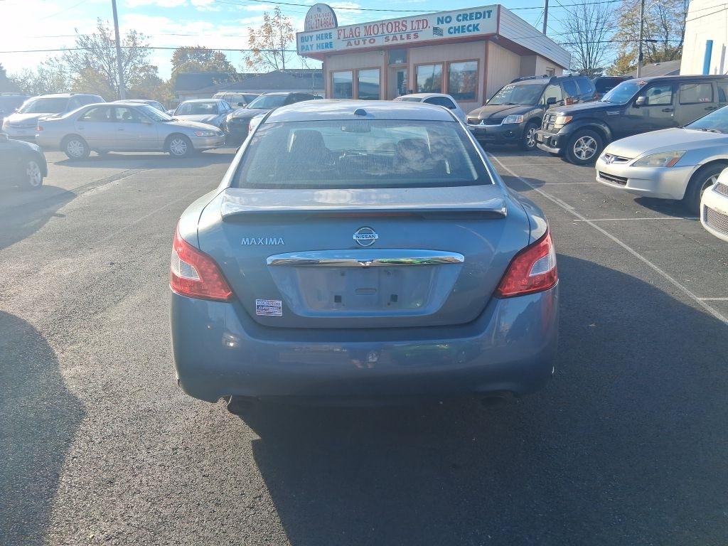 Nissan Maxima  2010