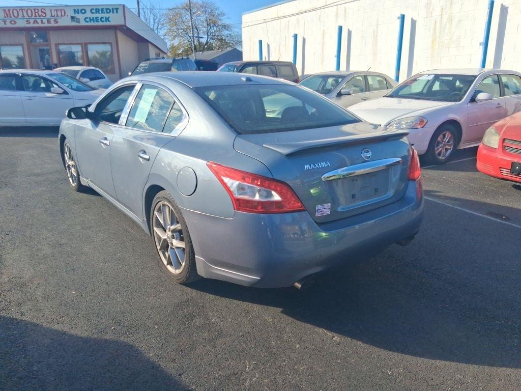 Nissan Maxima  2010