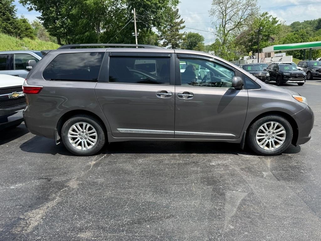 Toyota Sienna  2016