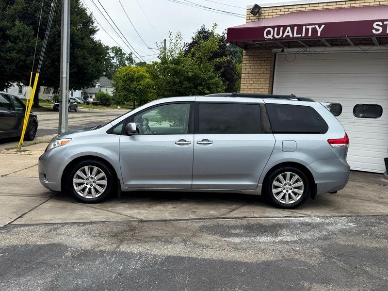 Toyota Sienna Limited 7-Pass V6 2011