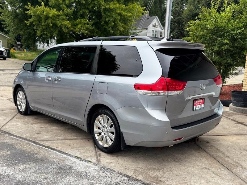 Toyota Sienna Limited 7-Pass V6 2011