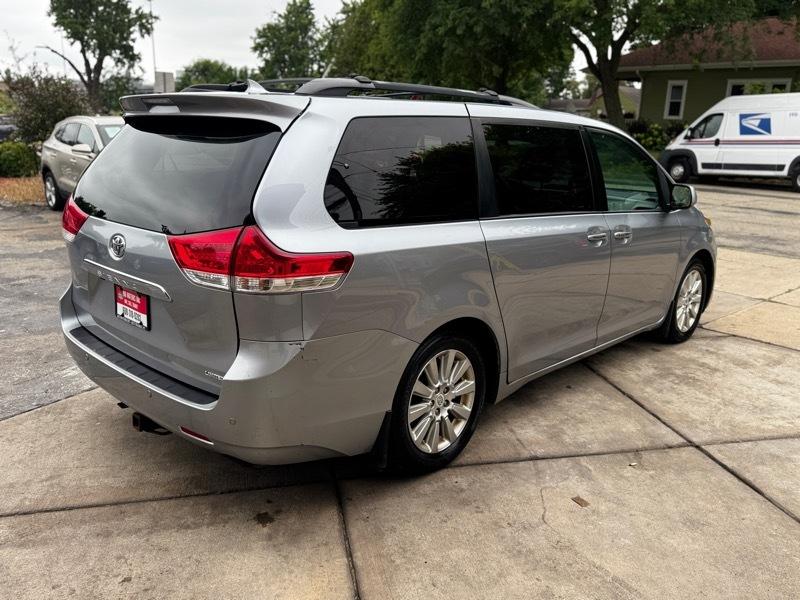 Toyota Sienna Limited 7-Pass V6 2011