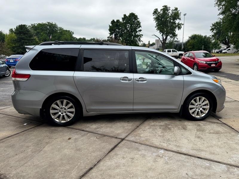 Toyota Sienna Limited 7-Pass V6 2011