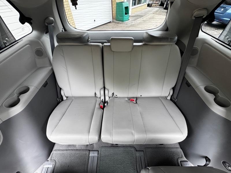 Toyota Sienna Limited 7-Pass V6 2011