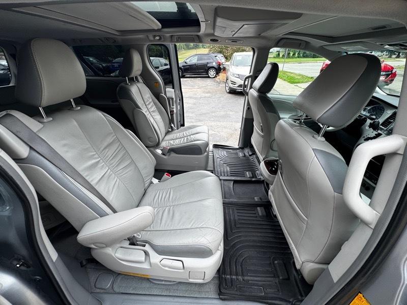 Toyota Sienna Limited 7-Pass V6 2011