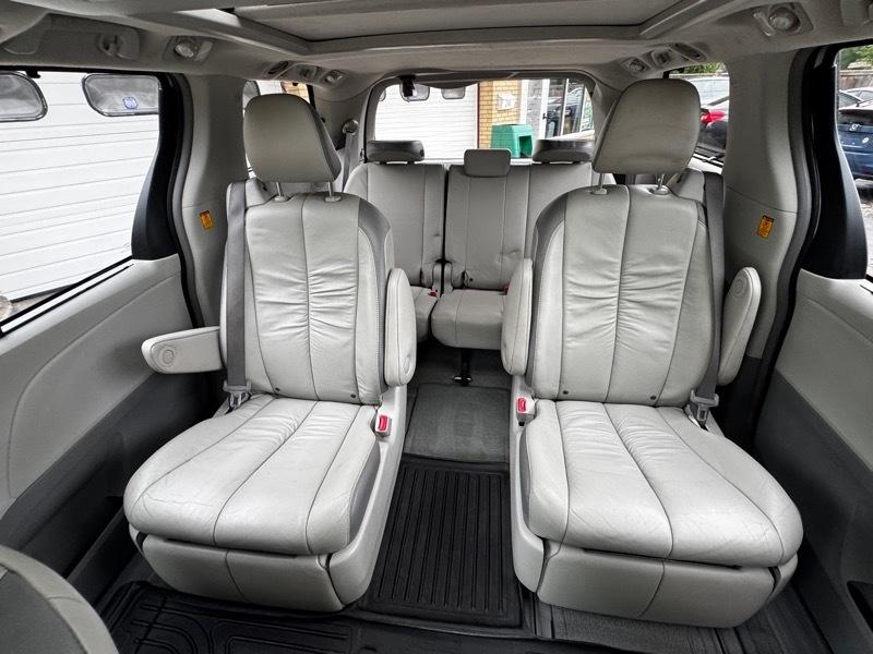 Toyota Sienna Limited 7-Pass V6 2011